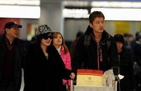 薛佳凝方否认恋情称接机男是亲弟弟(薛佳凝疑曝新恋情)