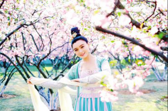 王亚楠和范冰冰合照图(王学兵范冰冰同台颁奖) 王亚楠和范冰冰合照图(王学兵范冰冰同台颁奖)