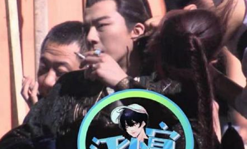 刘宇宁被曝片场抽烟(刘宇宁拿烟)