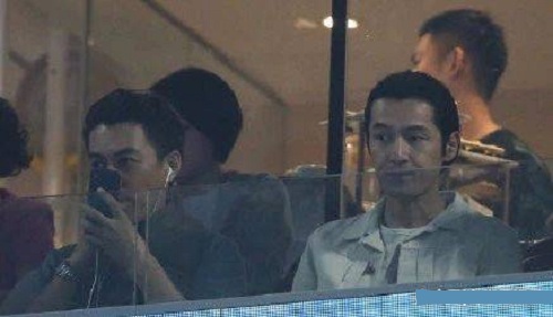靳东胡歌看球姿势遭网友调侃