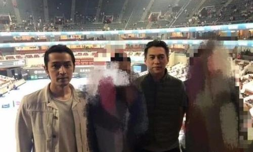 靳东胡歌看球姿势遭网友调侃