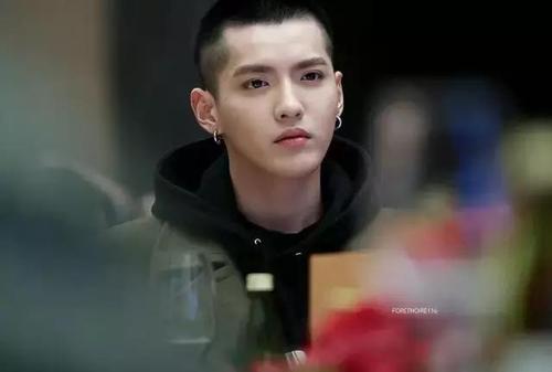 时代峰峻工作人员机场打人(时代峰峻 打人)