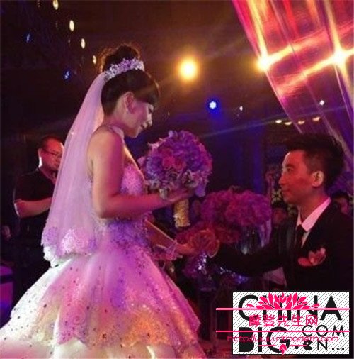 王二妮一年收入多少钱?王二妮与老公李飞离 王二妮一年收入多少钱?王二妮与老公李飞离