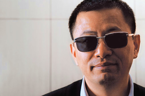 王家卫为什么总戴墨镜?王家卫老婆照片高清(王家卫不戴墨镜)