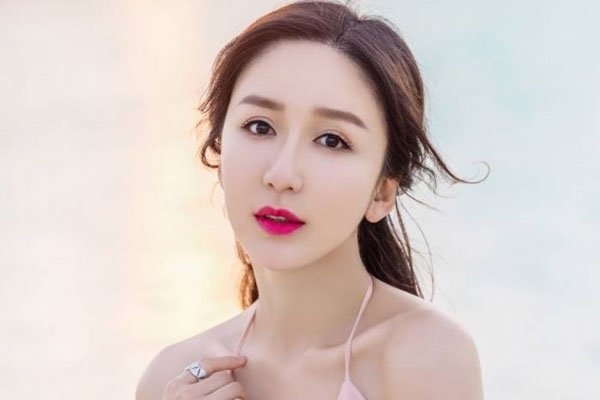 娄艺潇液体裤什么梗走光图片太羞耻(娄艺潇超短裤)