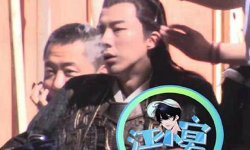 刘宇宁被曝片场抽烟(刘宇宁拿烟) 刘宇宁被曝片场抽烟(刘宇宁拿烟)