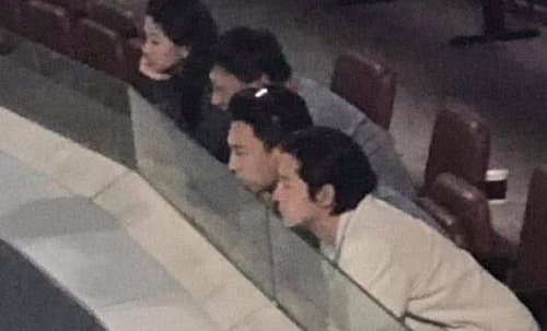 靳东胡歌看球姿势遭网友调侃