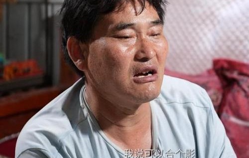 大衣哥朱之文被踹门后仍被围拍(朱之文家大门被踹) 大衣哥朱之文被踹门后仍被围拍(朱之文家大门被踹)