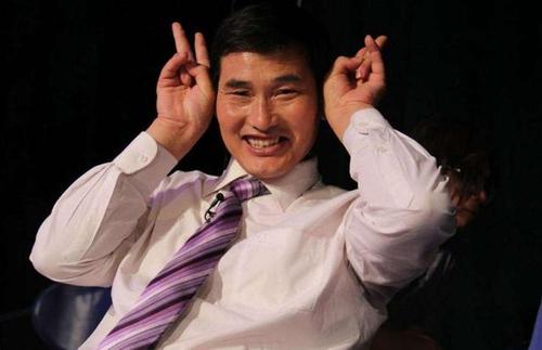 大衣哥朱之文被踹门后仍被围拍(朱之文家大门被踹) 大衣哥朱之文被踹门后仍被围拍(朱之文家大门被踹)