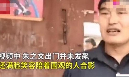 大衣哥朱之文被踹门后仍被围拍(朱之文家大门被踹) 大衣哥朱之文被踹门后仍被围拍(朱之文家大门被踹)