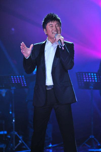 大衣哥朱之文被踹门后仍被围拍(朱之文家大门被踹) 大衣哥朱之文被踹门后仍被围拍(朱之文家大门被踹)