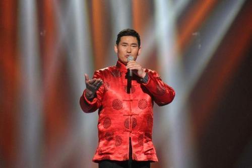 大衣哥朱之文被踹门后仍被围拍(朱之文家大门被踹) 大衣哥朱之文被踹门后仍被围拍(朱之文家大门被踹)