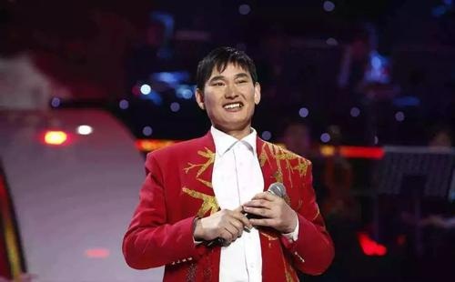 大衣哥朱之文被踹门后仍被围拍(朱之文家大门被踹) 大衣哥朱之文被踹门后仍被围拍(朱之文家大门被踹)