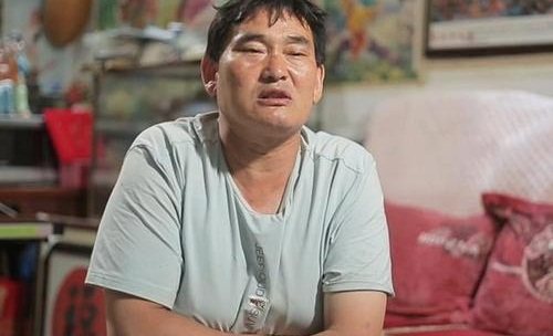 大衣哥朱之文被踹门后仍被围拍(朱之文家大门被踹) 大衣哥朱之文被踹门后仍被围拍(朱之文家大门被踹)