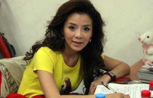 央视主持人朱迅患癌症母亲绝情离去(朱迅得癌症了)