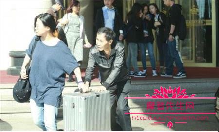 郭敬明现在有多少资产？ 郭敬明的父母系职