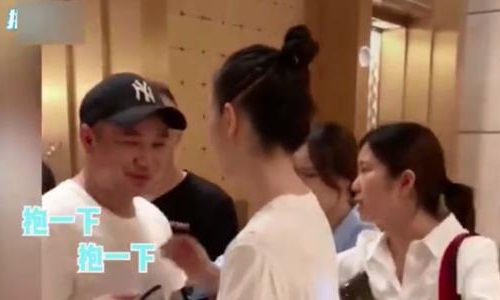 童瑶被堵电梯口求抱