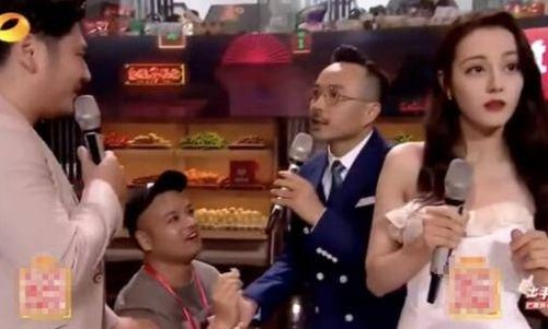 童瑶被堵电梯口求抱