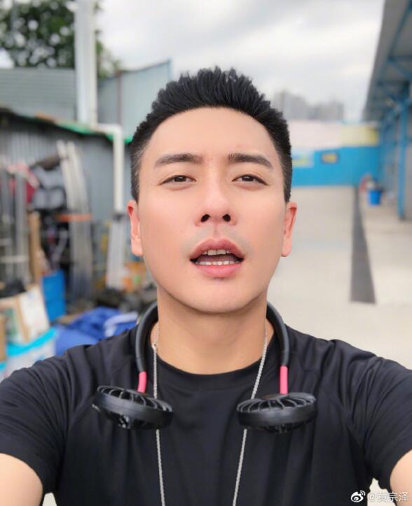 黄宗泽嘴唇为什么发黑是紫黑色 黄宗泽嘴唇为什么发黑是紫黑色