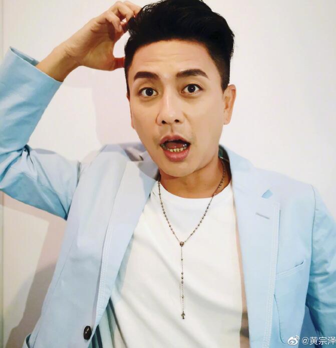 黄宗泽嘴唇为什么发黑是紫黑色