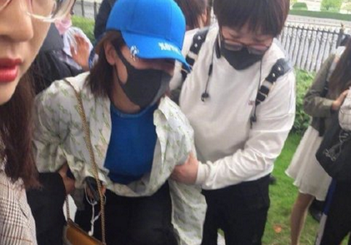 网曝杨紫机场被砸怎么回事(杨紫现身机场)