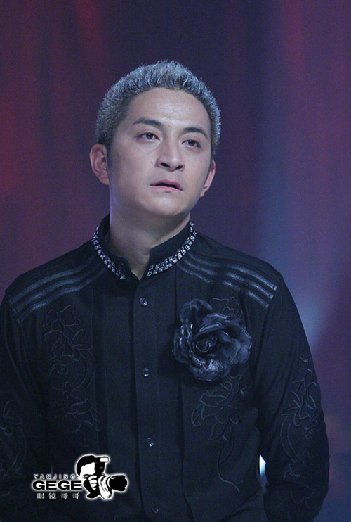 吉杰的白头发是真的吗？吉杰现在主持什么综(吉杰 头发)