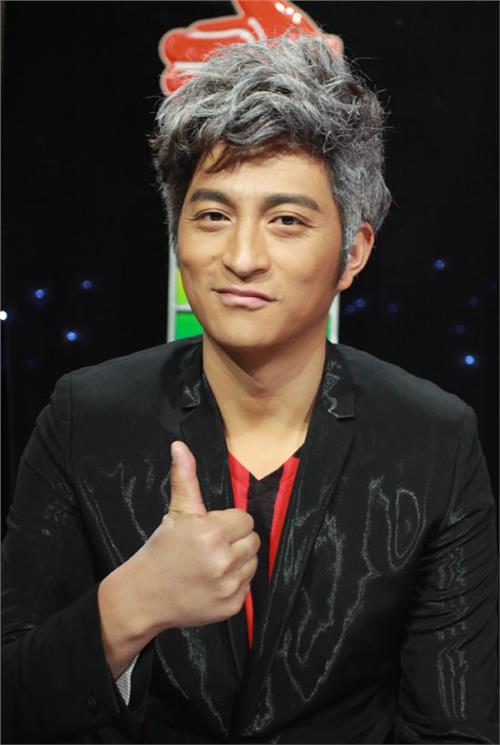 吉杰的白头发是真的吗？吉杰现在主持什么综(吉杰 头发)