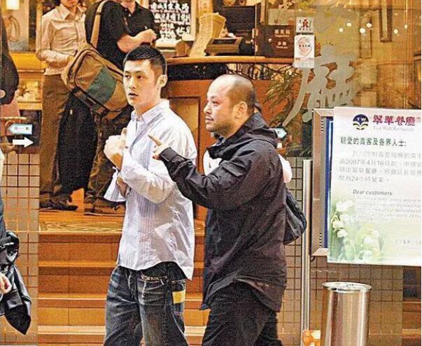 沈嘉伟是怎么捧红余文乐的