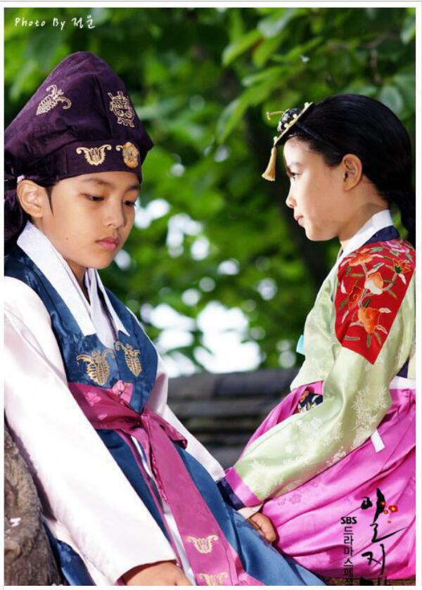 吕珍九金珉载长的很像对比照(吕珍九金珉载也太像了)