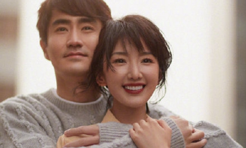 毛晓彤杨玏在一起了?贴身搂肩情侣拍照模版(毛晓彤和杨幂合照)