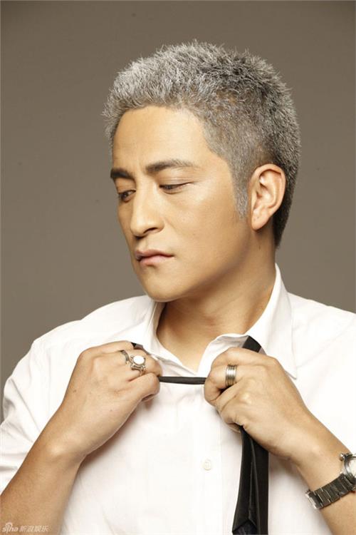 吉杰的白头发是真的吗？吉杰现在主持什么综(吉杰 头发)