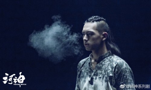 《河神》中从河底捞出的女尸是谁？又是谁将(河神百具浮尸谁杀的)