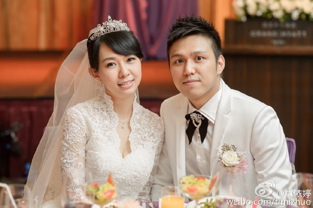卓依婷为什么老是翻唱？卓依婷的老公是谢文(卓依婷都是翻唱别人的歌)