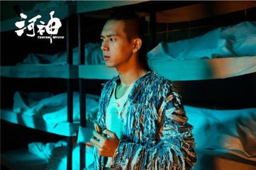 《河神》中从河底捞出的女尸是谁？又是谁将(河神百具浮尸谁杀的)