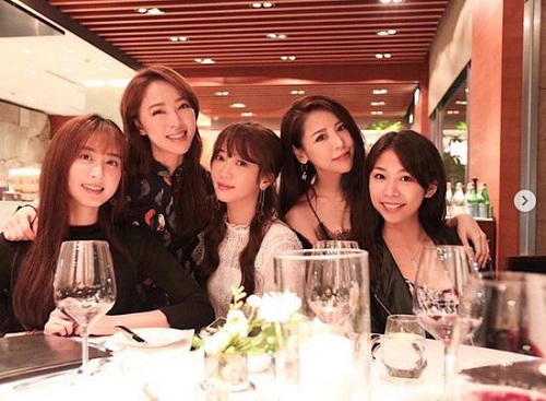 黑涩会美眉罕见合体庆生变化巨大(黑涩会美眉成员如今)