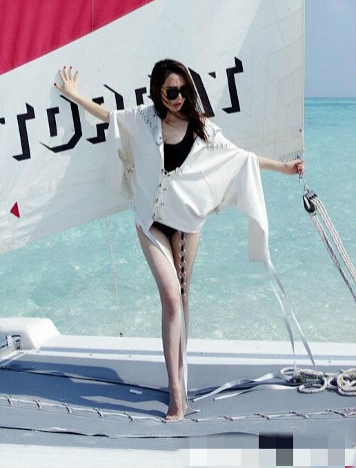 戚薇为什么每次腿都那么白?戚薇以前白吗