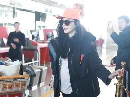 范冰冰肚子圆润疑似怀孕引热议(范冰冰小腹隆起疑似怀孕)