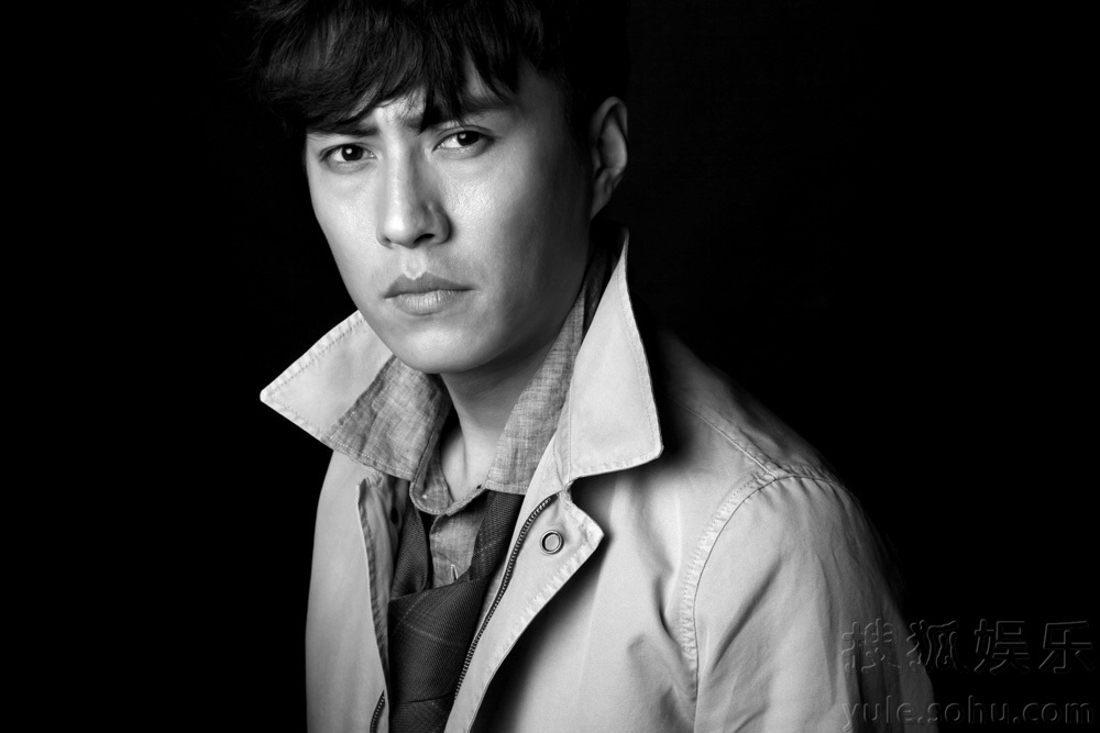 靳东演技一般演谁都一样(说靳东演的角色太相同了)