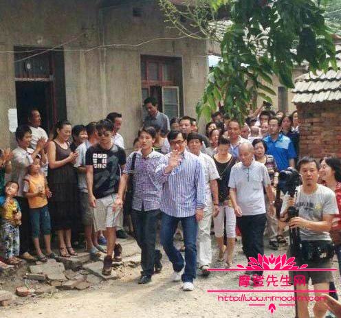 成龙同父异母的哥哥照片(成龙的亲哥哥)