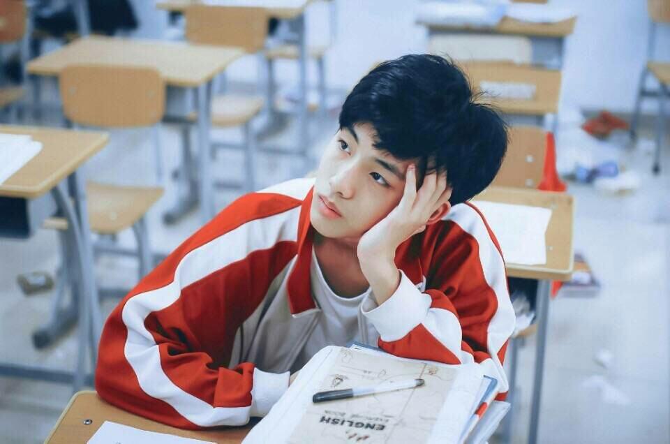 董思成中戏和刘昊然是同学吗？董思成家境情