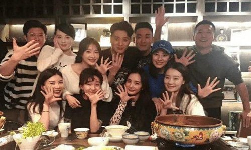 张小斐是冯巩的徒弟吗？张小斐为什么没有踢(张小斐和冯巩是师徒吗)