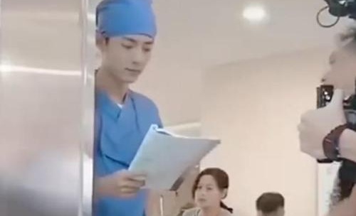 肖战被私生摸手此前还被围堵(肖战被粉丝摸手)