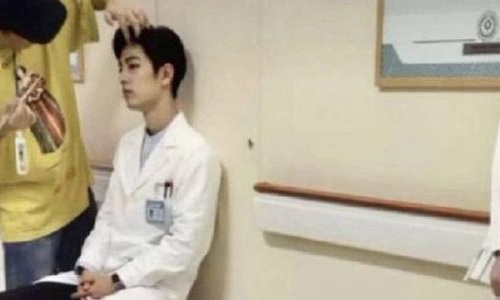 肖战被私生摸手此前还被围堵(肖战被粉丝摸手) 肖战被私生摸手此前还被围堵(肖战被粉丝摸手)