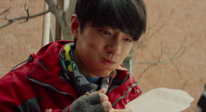 肖战被私生摸手此前还被围堵(肖战被粉丝摸手) 肖战被私生摸手此前还被围堵(肖战被粉丝摸手)