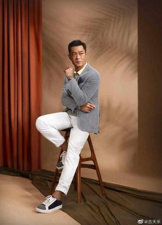 王君馨城寨英雄露黑底图 王君馨城寨英雄露黑底图