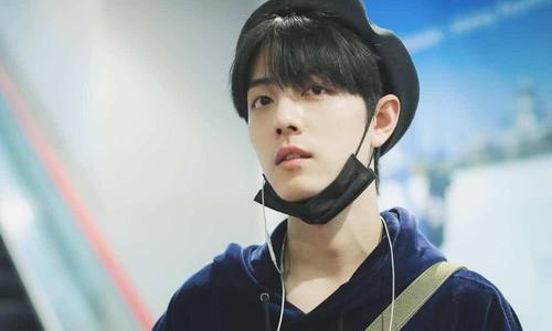 肖战被私生摸手此前还被围堵(肖战被粉丝摸手) 肖战被私生摸手此前还被围堵(肖战被粉丝摸手)