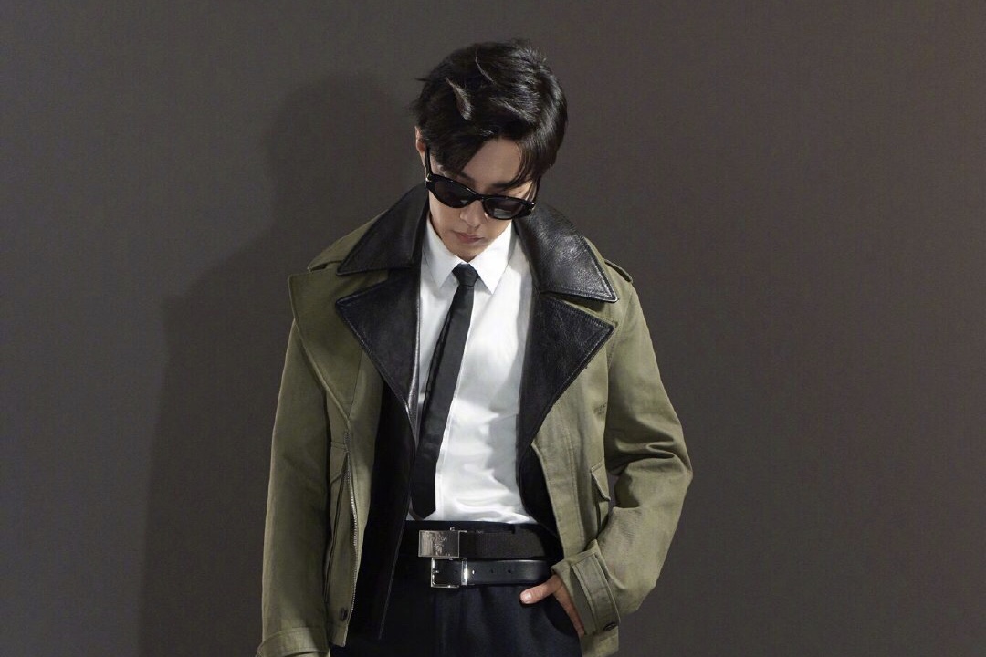 肖战被私生摸手此前还被围堵(肖战被粉丝摸手) 肖战被私生摸手此前还被围堵(肖战被粉丝摸手)