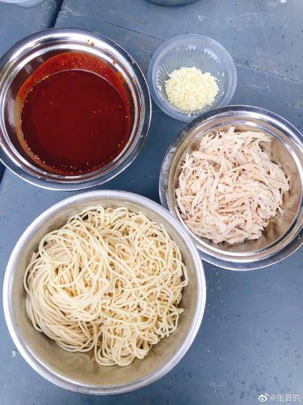 张若昀微博晒撕鸡胸肉为何秒删重发