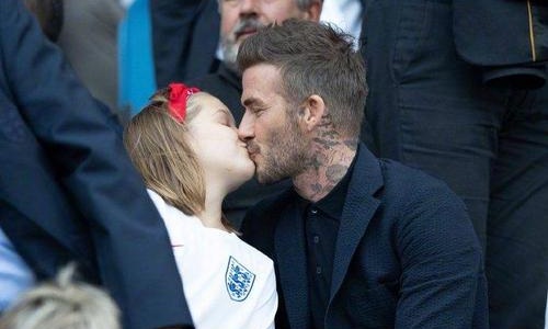 贝克汉姆亲吻小七引争议再出新状况(贝克汉姆与小7)