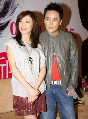 张信哲是不是同性恋？张信哲老婆黄韵玲资料(张信哲是同性恋吗?)